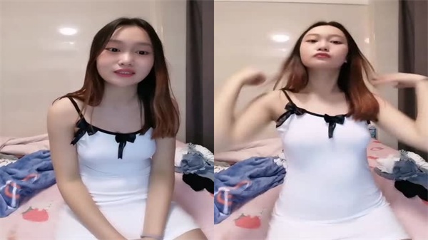 苗窕大奶骚货淫声荡语撩骚互动掰穴扣逼道具玩弄无毛骚逼